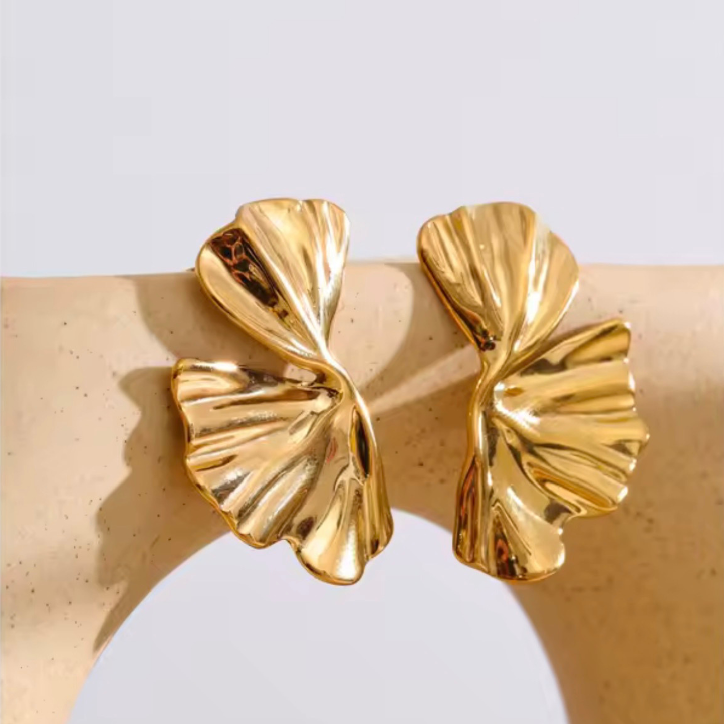 Boucles Néora dorées sculpturales | CLAWME HOPE